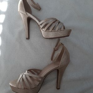 🥂Size 7 Top Moda Champagne heels🥂